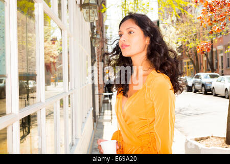 Mixed Race woman sur les trottoirs de la ville Banque D'Images