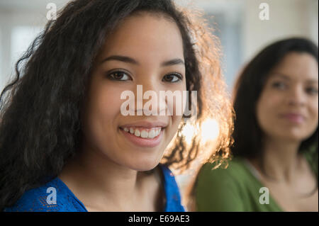 Teenage girl smiling Banque D'Images