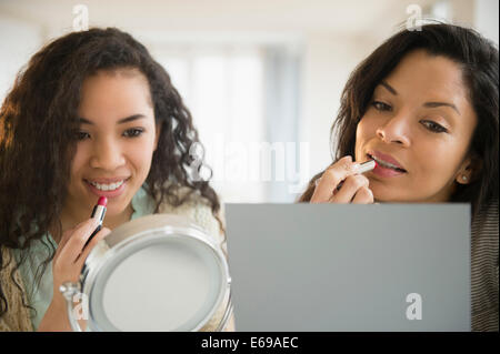 Mère et fille appliquant le maquillage Banque D'Images