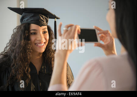 Mère fille photographier à l'obtention du diplôme Banque D'Images