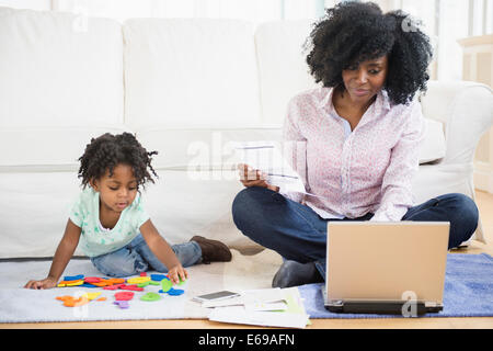 Mère et fille relaxing in living room Banque D'Images