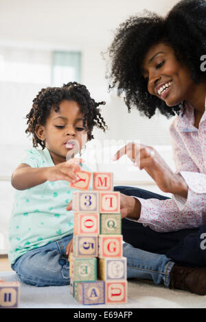 Mère et fille jouer avec des blocs en bois Banque D'Images