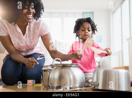 Mère et fille jouer avec des pots et des casseroles Banque D'Images