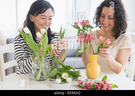 Les femmes d'organiser ensemble des fleurs Banque D'Images