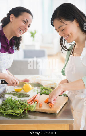 Hacher les légumes ensemble femmes Banque D'Images