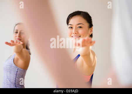 Les femmes pratiquant le yoga Banque D'Images