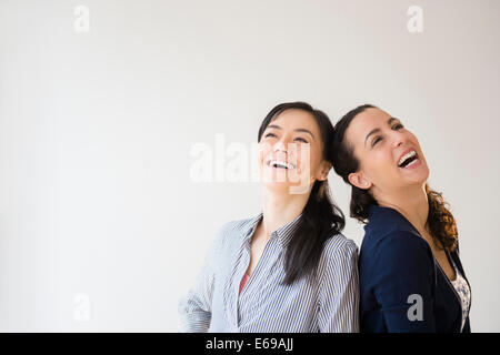 Les femmes rient ensemble Banque D'Images