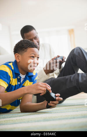 Le père et le fils ensemble à jouer aux jeux vidéo Banque D'Images