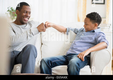 Père et fils relaxing on sofa Banque D'Images