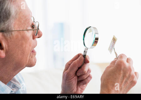 Portrait d'homme stamp avec loupe Banque D'Images