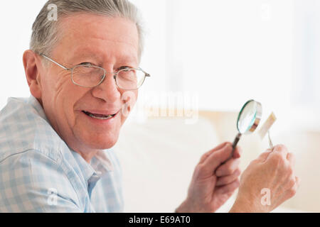 Portrait d'homme stamp avec loupe Banque D'Images