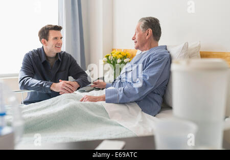 Portrait fils père en visite à l'hôpital Banque D'Images