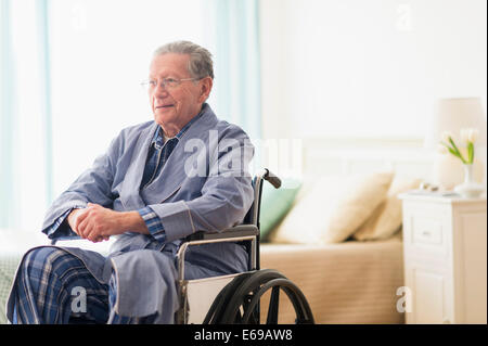 Young man sitting in wheelchair Banque D'Images