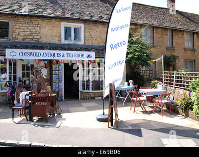 Antiquités de Cotswold et salon de thé dans une seule boutique, Bourton-on-the-water, Gloucestershire, Royaume-Uni Banque D'Images