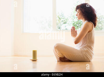 Hispanic woman Sitting with candle Banque D'Images