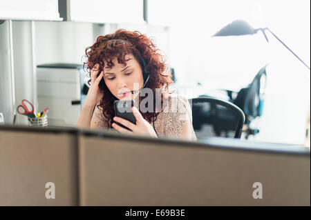 Hispanic businesswoman working in office Banque D'Images