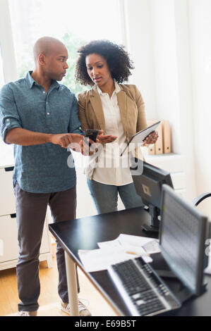 Business people talking in office Banque D'Images