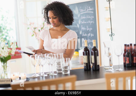 Mixed Race vives working in restaurant Banque D'Images