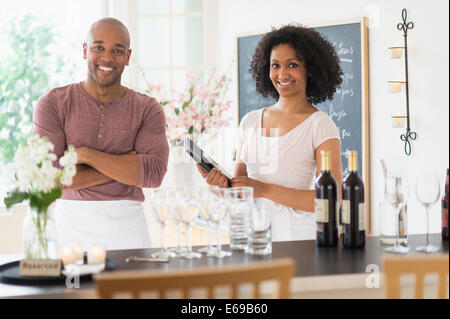 Servers smiling in restaurant Banque D'Images