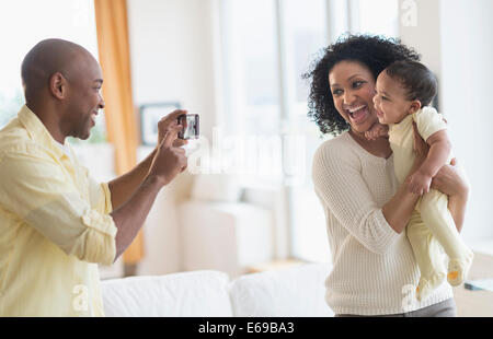 Man taking photo de la mère et du bébé Banque D'Images