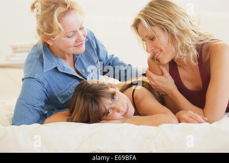 Trois générations de femmes portant sur le lit Banque D'Images