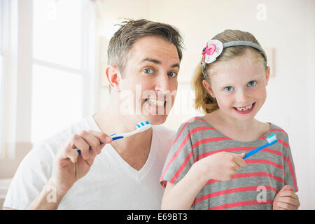 Portrait père et fille se brosser les dents Banque D'Images