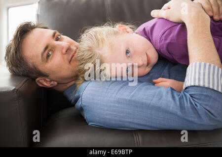 Caucasian father and daughter relaxing on sofa Banque D'Images