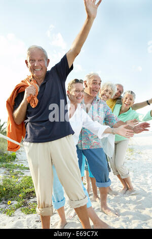 Senior friends forme on beach Banque D'Images