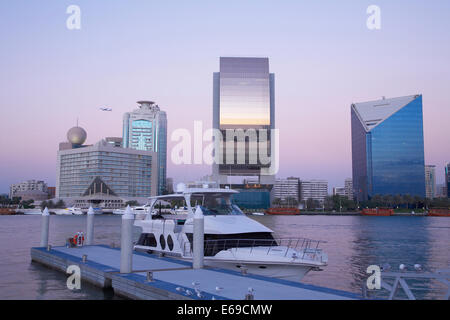 Location docked in urban bay, Dubaï, Émirats Arabes Unis Banque D'Images