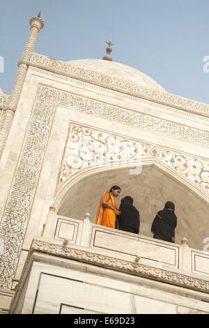 Les femmes sur balcon de Shah Jahan mosquée, Agra, Inde Banque D'Images