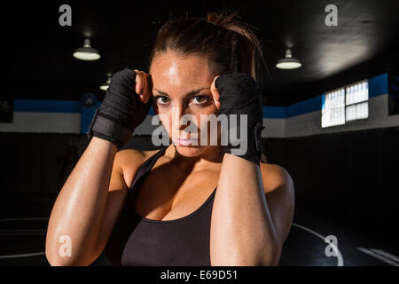 Formation de chasse de race blanche dans une salle de sport Banque D'Images