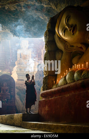 Moine asiatique encens temple en éclairage Banque D'Images