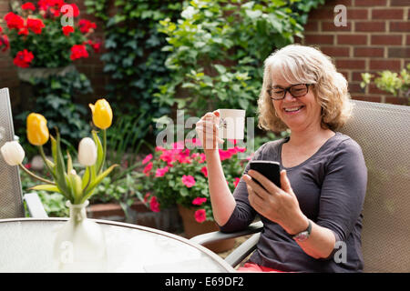 Caucasian woman using cell phone outdoors Banque D'Images