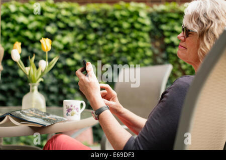 Caucasian woman using cell phone outdoors Banque D'Images
