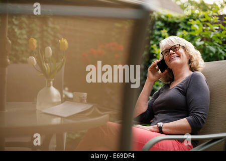 Caucasian Woman talking on cell phone Banque D'Images
