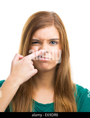 Portrait d'une belle jeune femme de toucher le nez Banque D'Images