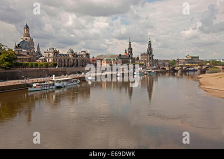 Cityscape Dresde avec Elbe et les navires d'excursion à Dresde, Saxe, Allemagne, Europe Banque D'Images