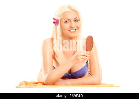 Woman in bikini manger une glace au chocolat sur un bâton Banque D'Images