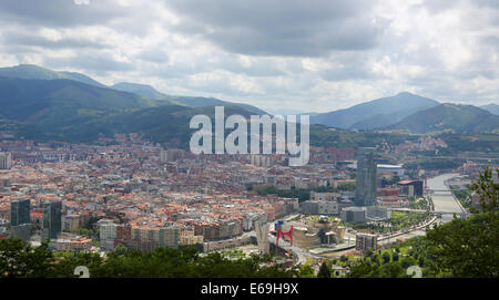 Panorama sur le centre de Bilbao, Pays Basque, Espagne, avec le célèbre Musée Guggenheim Bilbao Banque D'Images