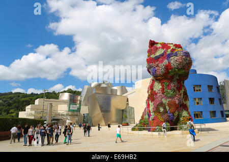 BILBAO, ESPAGNE - 10 juillet 2014 : des personnes non identifiées, près de la fleur chiot en face du musée Guggenheim. Banque D'Images