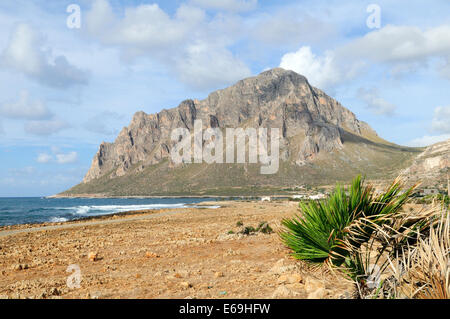 Magnifique vue sur l'imposante pyramide de calcaire en forme et sommet de Mont Cofano, Sicile Banque D'Images