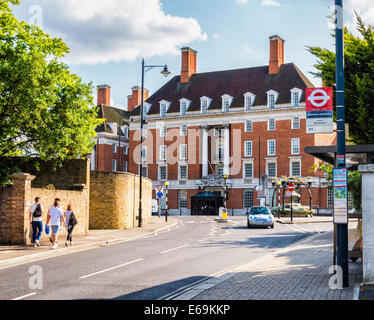 L'Hôtel Royal Star et porte-jarretelles - bâtiment classé Grade II anciennement accueil pour les vieux soldats Richmond upon Thames, Surrey, London, UK Banque D'Images