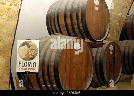 Vieux barils dans le quartier historique de Florio Winery, Marsala, Sicile Banque D'Images