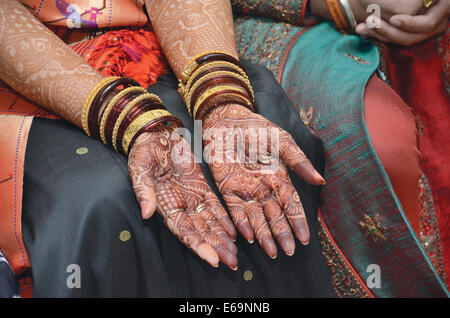 Mehendi ou dessins au henné sur les mains de la mariée. Pune, Maharashtra Banque D'Images