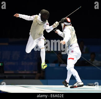 Nanjing, Jiangsu Province de la Chine. 19e Août, 2014. Chol Chun Yin Ryan (L) de Hong Kong, la concurrence de la Chine au cours de fleuret masculin individu événement final à la Nanjing 2014 Jeux Olympiques de la jeunesse à Nanjing, Jiangsu Province de Chine orientale, le 19 août 2014. Chol a remporté la médaille d'argent. Credit : Guo Yong/Xinhua/Alamy Live News Banque D'Images