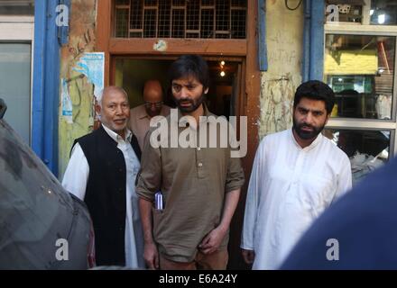 Srinagar, au Cachemire sous contrôle indien. 19e Août, 2014. Le président de pro-groupe indépendant Jammu Kashmir Liberation Front (JKLF) Yasin Malik (C) quitte à répondre haut commissaire du Pakistan à New Delhi Abdul Basit à Srinagar, capitale d'été du Cachemire sous contrôle indien, le 19 août 2014. Les dirigeants séparatistes cachemiris critiqué lundi à New Delhi pour appeler à l'étranger niveau de secrétaire des pourparlers avec Islamabad et décrit la décision que "malheureux". L'Inde a appelé lundi l'étranger hors du niveau de secrétaire- pourparlers avec le Pakistan doit se tenir à Islamabad le 25 août. © Javed Dar/Xinhua/Alamy Live News Banque D'Images