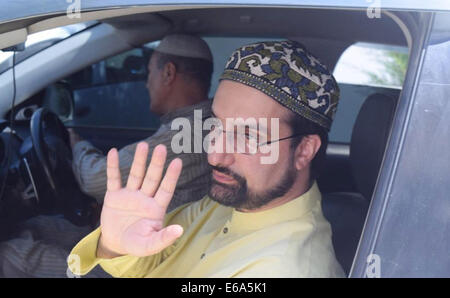 Srinagar, Cachemire sous administration indienne. 19e Août, 2014. Le président de toutes les Parties Hurriyat Conference (APHC), les séparatistes cachemiris, Mirwaiz Umar Farooq, vagues après avoir quitté à New Delhi pour une réunion avec le haut commissaire du Pakistan à Srinagar, en un coup d'efforts pour améliorer les liens souvent hostiles, l'Inde a appelé lundi les négociations avec le Pakistan au sujet d'une réunion entre son ambassadeur et séparatistes cachemiris. Credit : Sofi Suhail/Alamy Live News Banque D'Images