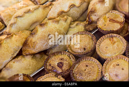 Le porc fait maison tartes et pasties en vente en boutique dans artisan spécialiste de l'Ironbridge, Shropshire, England, UK Banque D'Images
