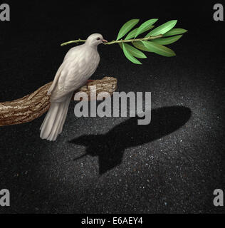 Risque de guerre concept comme liberté colombe de la paix tenant une branche d'olivier jette une ombre qui est façonné comme une bombe en tant que symbole du danger de guerre causée par la haine et la manoeuvre politique. Banque D'Images