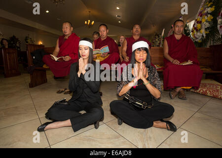 Les membres de la famille, les amis en deuil au service funéraire vietnamiens, Little Saigon district, City of westminster, Californie Banque D'Images